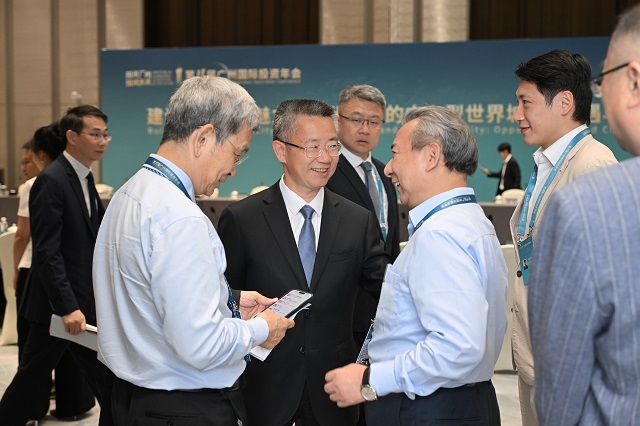 6403、吕向阳董事长（右三）在年会座谈会现场与参会人员交流.jpg